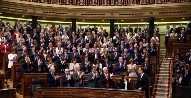 La bancada popular recibe con aplausos a Mariano Rajoy tras ser investido presidente del Gobierno.