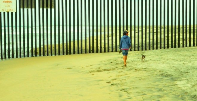 Valla de Tijuana, que marca la frontera entre Estados Unidos y México en la playa. JUAN CARLOS BULAS OSORIO