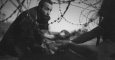 Un bebé es entregado a través de una alambrada de púas a un refugiado sirio que ha conseguido cruzar la frontera de Serbia a Hungría, cerca de Röszke, el 28 de agosto. - WARREN RICHARDSON / Primer premio Fotografías Individuales WPF 2015