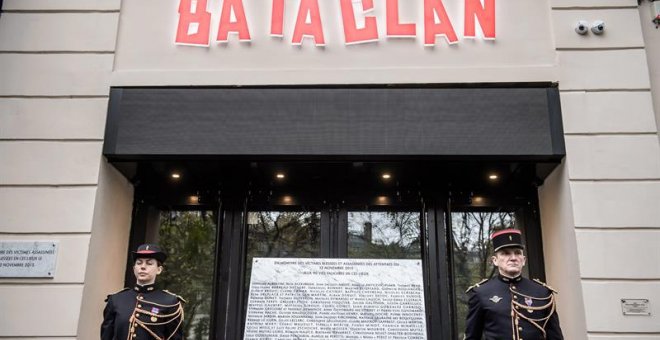 Placa en la puerta de Bataclan, donde murieron 90 personas hace un año./ EFE