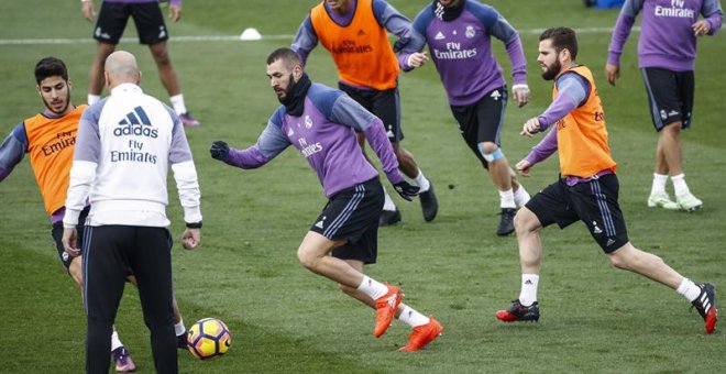 El entrenador del Real Madrid, Zinedine Zidane (2i), da instrucciones a los jugadores durante el entrenamiento previo al partido contra el Atlético. /EFE