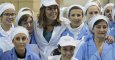 La presidenta andaluza, Susana Díaz, posa con las trabajadoras de una fábrica de mantecados de la localidad sevillana de Estepa. EFE/Julio Muñoz