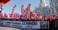 La manifestación convocada este domingo por CCOO y UGT en Madrid para recuperar los derechos perdidos y presionar al Gobierno para que se siente a negociar sin límites, a su paso por la Plaza de Cibeles. EFE/Ballesteros