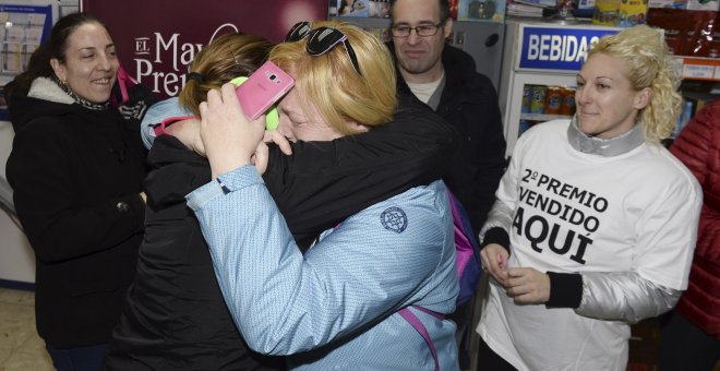 Agraciados con el segundo premio del Sorteo Extraordinario de la Lotería de Navidad, el 04.536, celebran en la administración de Medina del Campo número 84630 "Los Futbolines", que ha repartido 6,5 millones de euros. EFE/Nacho Gallego