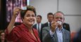 El político brasiileño Tarso Genro, actualmente gobernador del estado de Río Grande del Sur, en una foto de 2014 con la expresidenta Dilma Rousseff. AFP/Jefferson Bernardes