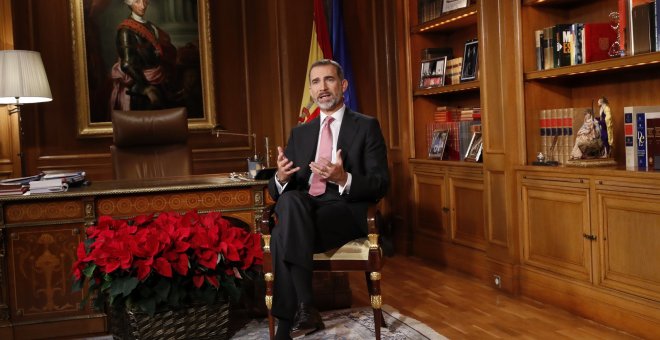 El rey Felipe VI, en su despacho del Palacio de la Zarzuela, durante su mensaje navideño.