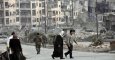 Varias personas caminan por los distritos de Zabadia y Salah Eddin en Alepo el 23 de diciembre. EFE