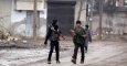 Unos jóvenes portan armas cerca de la ciudad de Alepo el día de Navidad. /REUTERS