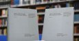 Dos ejemplares de la reedición de 'Mein Kampf' durante su presentación en Múnich.- AFP