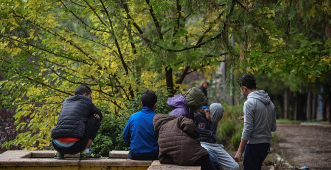 Un grupo de menores extranjeros no acompañados en el parque Isabel Clara Eugenia de Hortaleza, donde han estado viviendo durante meses tras fugarse de los centros de acogida.- PEDRO ARMESTRE / SAVE THE CHILDREN