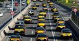 Cientos de taxistas marchas despacio por la B-20 de Barcelona, en protesta por la marcha de las negociaciones con el Ayuntamiento contra el intrusismo en el sector. REUTERS