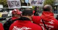 Los trabajadores de la embotelladora de Coca Cola, en una concentración delante de la sede nacional del PP, el pasado  diciembre. EFE