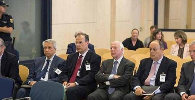 Julio Fernández Galloso, el segundo por la izquierda, junto con los  exdirectivos de Novacaixagalicia durante el juicio en la Audiencia Nacional. EFE