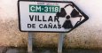 Una pintada contra el cementerio nuclear en un indicador de carrera de Villar de Cañas. EFE