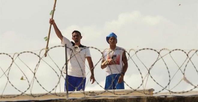 Dos presos en un tejado de la cárcel de Alcacuz, en Natal (Brasil). - EFE