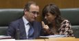 El presidente del PP Vasco, Alfonso Alonso, conversa con la secretaria general de su partido, Nerea Llanos, en el pleno del año en el Parlamento Vasco. EFE/ADRIÁN RUIZ DE HIERRO