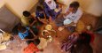 Una familia siria que tuvo que huir de la ciudad de Daraya se reúne para desayunar en una pequeña habitación a las afueras de damasco. - AFP