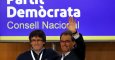 El presidente de la Generalitat, Carles Puigdemont, saluda al expresidente Artur Mas, tras su intervención ante el consell nacional del PDeCat. EFE/Alberto Estévez