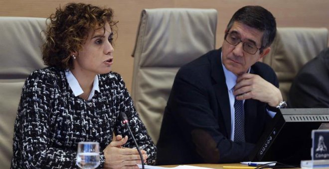 La ministra de Sanidad,Dolors Montserrat, junto a Patxi López, presidente de la comisión de Sandidad y Asuntos Sociales del Congreso de los Diputados, donde ha explicado hoy las intenciones de su departamento sobre el copa. | PACO CAMPOS (EFE)