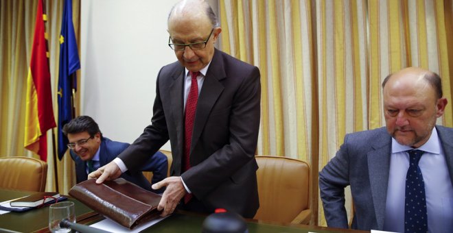 El ministro de Hacienda, Cristóbal Montoro, en una comparecencia en la correspondiente comisión del Congreso, que preside el diputado socialista Antonio Pradas (d). EFE/J.P. Gandul