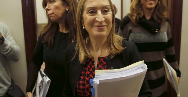 La presidenta del Congreso, Ana Pastor, con la secretaria primera, Alicia Sánchez Camacho, y la vicepresidenta tercera, Rosa María Romero, a su llegada a la reunión de la Mesa de la Cámara Baja. EFE/Paco Campos