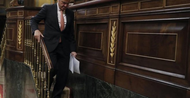 El ministro de Economía y Competitividad, Luis de Guindos, tras intervenir en el pleno del Congreso de los Diputados. EFE