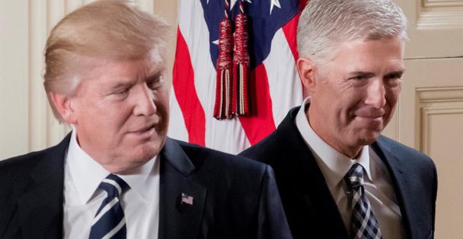 A la derecha, el nominado al Tribunal Supremo, Neil Gorsuch, y el presidente de los Estados Unidos, Donald Trump, ayer, durante su comparecencia conjunta. | EFE