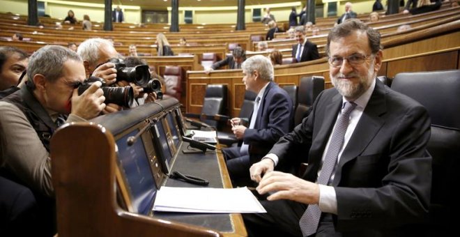 El presidente del Gobierno, Mariano Rajoy, poco antes del inicio de la sesión de control al Gobierno, que se celebra hoy en el Congreso de los Diputados. Le acompaña, el ministro de Asuntos Exteriores y Cooperación, Alfonso Dastis. EFE/Sergio Barrenechea