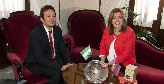 La presidenta de la Junta de Andalucía, Susana Díaz, junto al alcalde de Cádiz, José María González 'Kichi', durante la reunión mantenida en el Ayuntamiento gaditano. EFE/Román Ríos