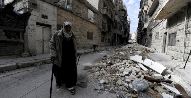 Un hombre camina entre las ruinas en Alepo/REUTERS/Omar Sanadiki