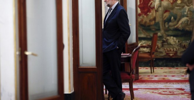 El presidente del Gobierno, Mariano Rajoy, en los pasillos del Congreso de los Diputados donde se ha celebrado la primera sesión de control al Gobierno de 2017. EFE/Chema Moya