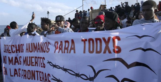 Unas 500 personas han reclamado en Ceuta "derechos humanos" en las fronteras. / REDUAN (EFE)