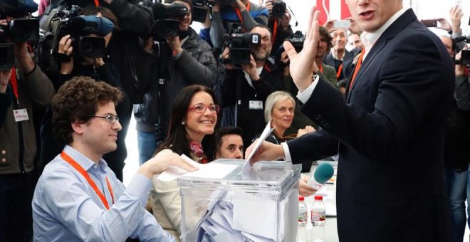 El presidente de Ciudadanos, Albert Rivera, vota durante la IV Asamblea General del partido en la que los 568 delegados de Ciudadanos eligen a los miembros del Consejo General, máximo órgano entre Asambleas, y de la Comisión de Garantías. EFE/Zipi