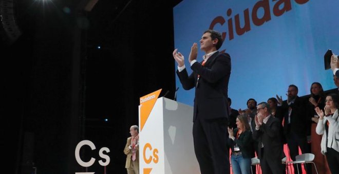 GRA172. COSLADA (MADRID), 05/02/2017.- El presidente de Ciudadanos, Albert Rivera, aplaude durante la clausura de la IV Asamblea General de Ciudadanos que se ha celebrado en el Teatro Nuevo Coslada, en Coslada (Madrid). EFE/Zipi