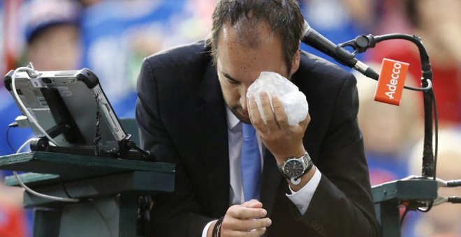 El juez de silla de la eliminatoria entre Canadá y Gran Bretaña, Arnaud Gabas, sujeta una bolsa de hielo tras recibir un pelotazo. | KYLE EDMUND (EFE)