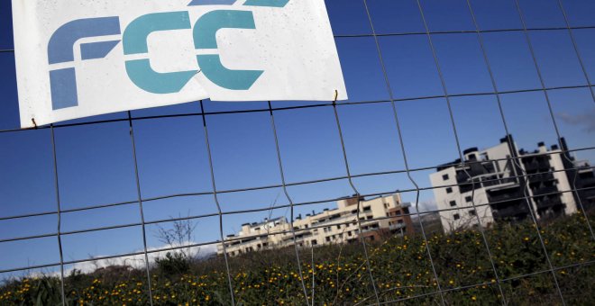 Un cartel con el logo de FCC en una obra en Madrid. REUTERS