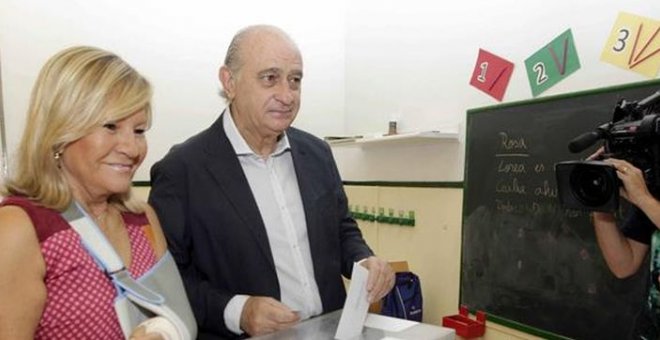 El exministro de Interior, Jorge Fernández Díaz, junto a su esposa en las pasadas elecciones del 26 de junio. EFE/Archivo