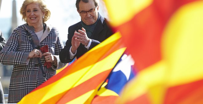 El expresidente de la Generalitat Artur Mas y la exconsellera Irene Rigau a la salida del juicio que se celebra en el Tribunal Superior de Justicia por Cataluña (TSJC) por la consulta del 9N. Artur Mas ha asumido hoy toda la "iniciativa política" en el 9