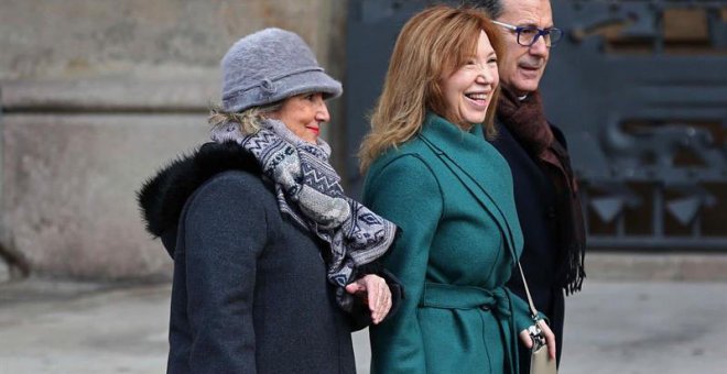 La exdirectora del Instituto Pedraforca de L'Hospitalet, Dolores Agenjo, acompañada por el líder de Ciudadanos en esa localidad, Miguel García, a su llegada esta mañana al TSJCat donde comparece como testigo en el juicio por el 9-N. | EFE (MARTA PÉREZ)