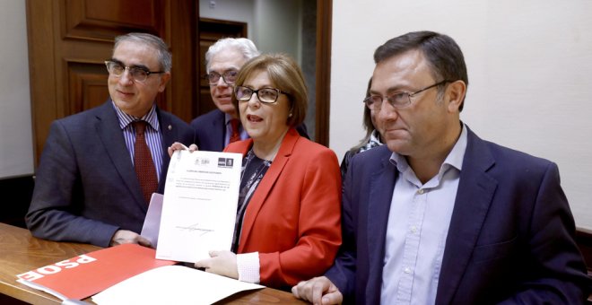 La secretaria adjunta del Grupo Socialista, Marisol Pérez Domínguez (c), y los portavoces de Sanidad en el Congreso y el Senado, Jesús María Fernández (d), y José Martínez Olmos presentan en el Registro del Congreso una proposición de ley reguladora de lo