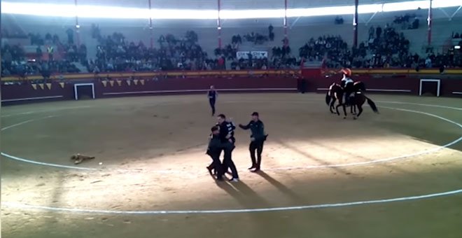 Un guardia civil, a un antitaurino: “Te voy a dar una hostia que te vas a cagar”.