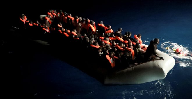 Decenas de inmigrantes subsaharianos atendidos por miembros de la ONG española Proactiva Open Arms. - REUTERS