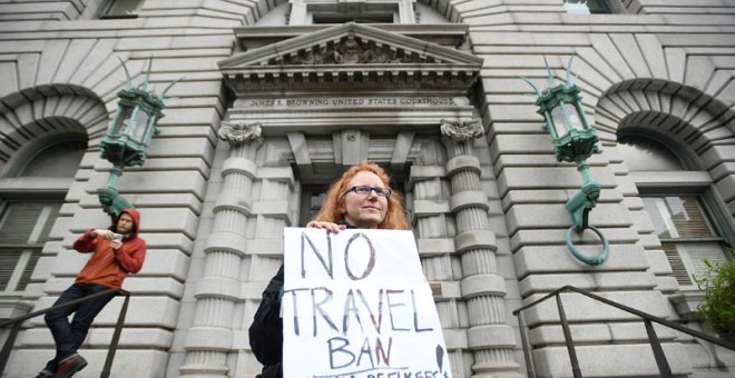 Una mujer protesta contra el veto migratorio de Trump ante el Tribunal de Apelaciones de San Francisico. | NOAH BERGER (EFE)