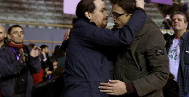 El secretario político de Podemos, Íñigo Errejón (d), y el secretario general, Pablo Iglesias (i), se abrazan durante primera jornada de la Asamblea Ciudadana Estatal de Vistalegre II. | CHEMA MOYA (EFE)
