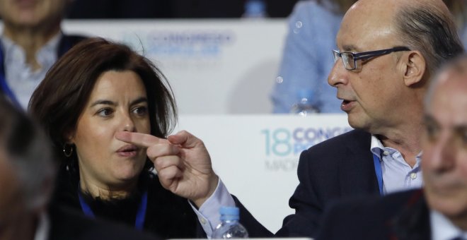 El ministro de Hacienda, Cristóbal Montoro, junto a la  vicepresidenta del Gobierno, Soraya Sáenz de Santamaría, durante el el XVIII Congreso Nacional del PP en la Caja Mágica de Madrid. EFE/JuanJo Martín