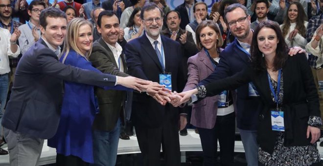 Los principales cargos de la cúpula de Rajoy celebran el 'éxito' del Congreso Nacional del PP con la anfitriona del evento, Cristina Cifuentes. EFE