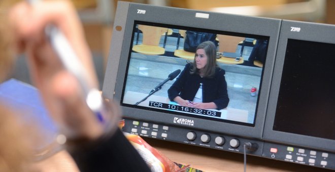 Vista de la declaración de la exministra de Sanidad Ana Mato a través de un monitor de la sala de prensa de la Audiencia Nacional de San Fernando de Henares. EFE/Fernando Villar