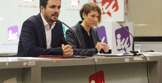 El líder de IU, Alberto Garzón, junto a la eurodiputada Marina Albiol, durante la rueda de prensa que ha ofrecido en la sede de la formación en la que ha analizado diversos asuntos de actualidad política. EFE/Javier Tormo