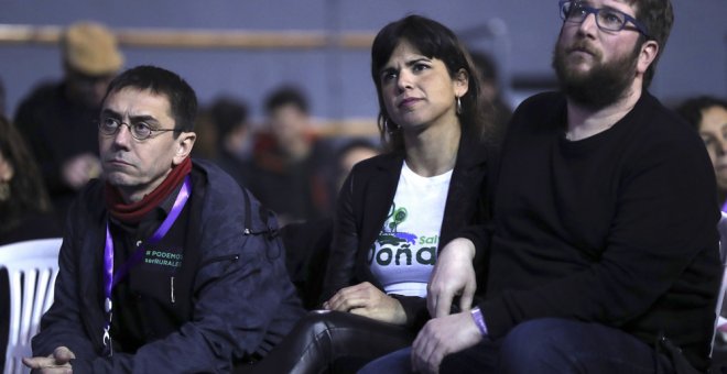 La coordinadora general de Podemos en Andalucía, Teresa Rodríguez, entre el cofundador de Podemos Juan Carlos Monedero y el eurodiputado y líder de la corriente Anticapitalista Miguel Urbán, durante la Asamblea Ciudadana Estatal de Vistalegre II. EFE/Chem