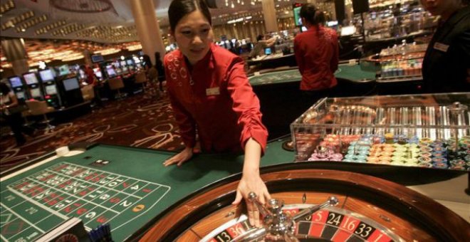 Una crupier hace girar una ruleta en una mesa de juego en un casino. EFE/Archivo